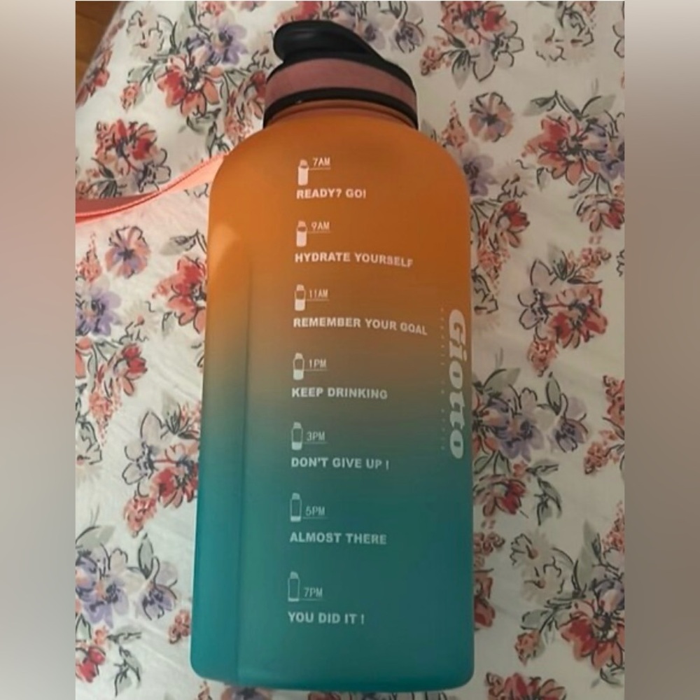 NEW Giotto Large Half Gallon/64oz Motivational Water Bottle with Time Marker